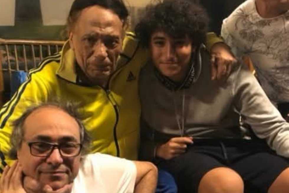 «مش ذكاء اصطناعي».. عادل إمام يعود للظهور بعد غياب بصورة جديدة تثير تفاعل الجمهور