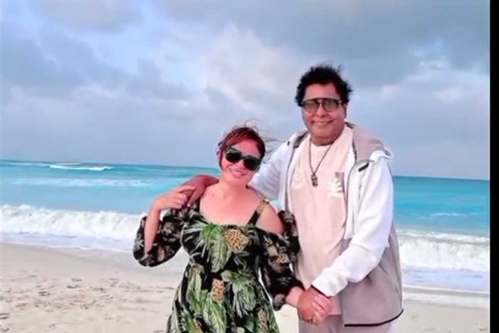 على أنغام «أنا بعشق البحر».. إلهام شاهين ومحمد منير في أحدث ظهور على الشاطئ على أنغام «أنا بعشق البحر».. إلهام شاهين ومحمد منير في أحدث ظهور على الشاطئ