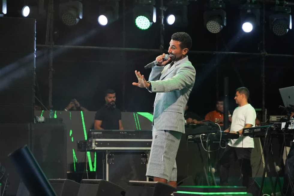 أحمد سعد يطلب من الجمهور الرقص على «اشيلك بين وريدي» في مراسي.. ورضوى الشربيني تشعل الحفل بالرقص (صور)