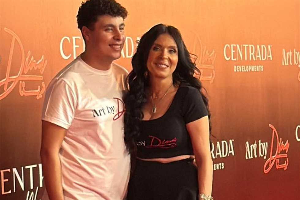 نجل دينا يساندها خلال افتتاح أكاديمية تعليم الرقص الشرقي