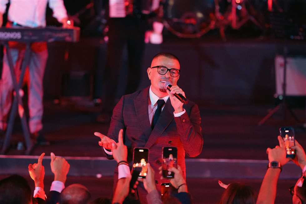 عمرو دياب خلال حفل خاص في الأهرامات: «يا بخته اللي عنده فلوسنا»