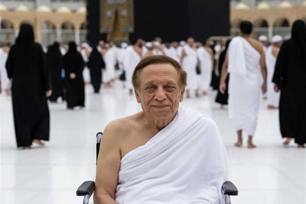 يؤدي مناسك العمرة.. حقيقة ظهور الزعيم عادل إمام على كرسي متحرك