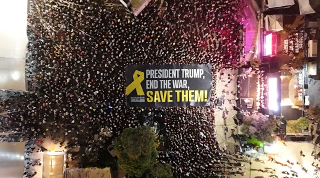 صورة من أعلى لمتظاهرين يطالبون ترامب بوقف الحرب