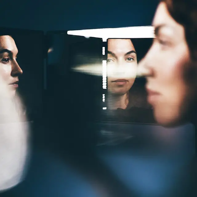 فتاة تنظر للمرآة