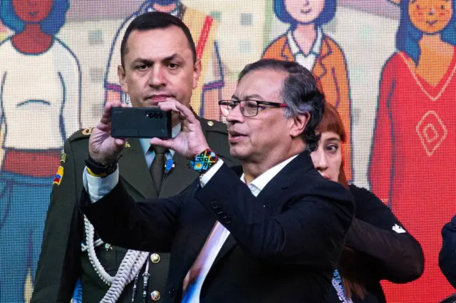 الرئيس الكولومبي غوستافو بيترو يلتقط صورة بواسطة هاتف