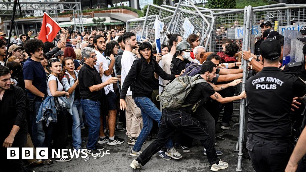 مظاهرات تركيا: احتجاجات حول مقر حزب الشعب الجمهوري في إسطنبول، وحجب مواقع التواصل الاجتماعي في البلاد