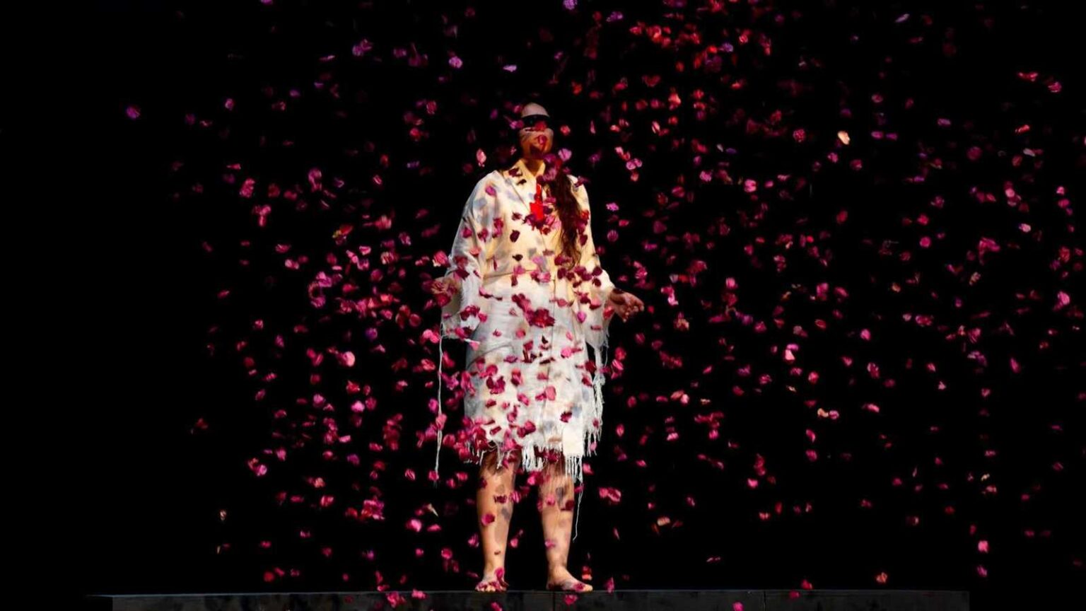 “جاكراندا”.. مسرحية تونسية تدعو للتنوير وتقاوم تزييف الوعي (صور) كيف أعاد ويليام وكيت رسم صورة الملكية البريطانية؟