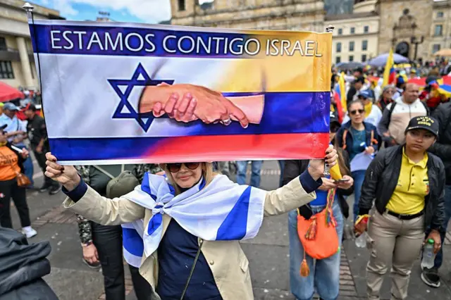 متظاهرة مناهضة للحكومة ترفع لافتة تأييداً لإسرائيل خلال مشاركتها في تظاهرة ضد الرئيس الكولومبي غوستافو بيترو في بوغوتا، في 18 تشرين الأول/أكتوبر 2023.