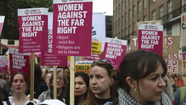 متظاهرات يرفعن شعارات مناهضة للعنصرية