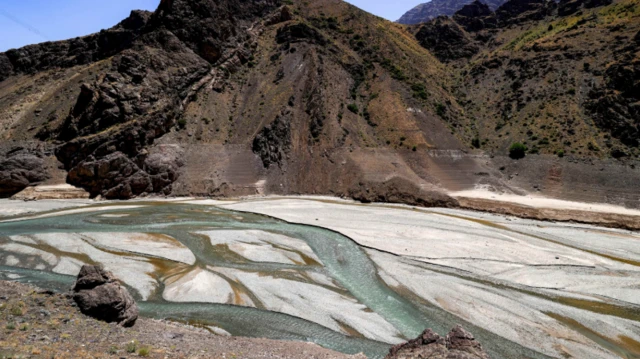 انخفاض منسوب المياه في نهر كرج على مقربة من سد أمير كبير