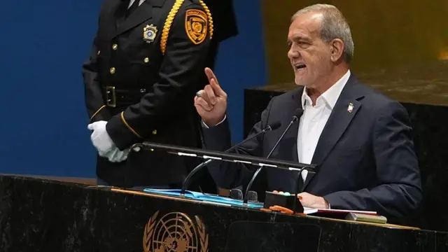 الرئيس الإيراني مسعود بزشكيان يتحدث أمام الجمعية العامة للأمم المتحدة