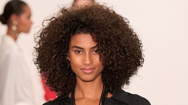 لمسات جمالية عصرية من اليوم الأول لأسبوع نيويورك للموضة