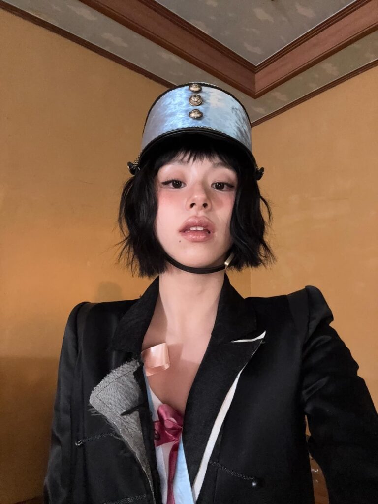 250918 Chaeyoung Instagram Update - هل تستمع إلى Lil Fantasy Vol.1 حسنًا؟ 🏰