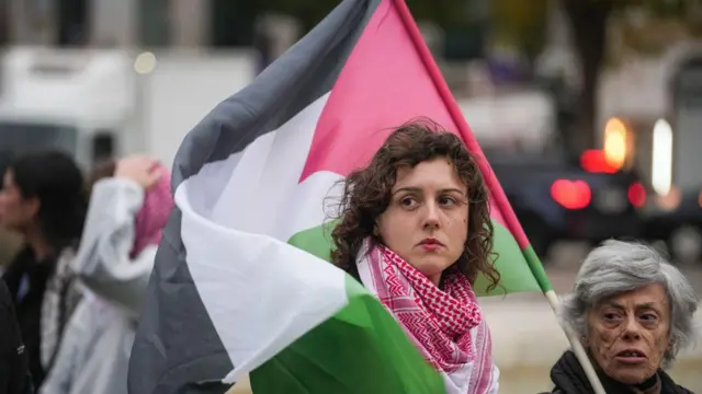 متظاهرون يحملون أعلام فلسطين في تظاهرة في لشبونة، البرتغال