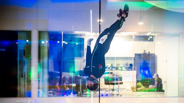 نجوم «القفز الحُر» يتنافسون في «كلايم جزيرة ياس»