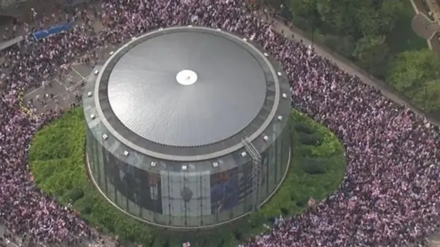 في وقت سابق، احتشدت حشود ضخمة قرب محطة واترلو، ورفع كثيرون أعلام الاتحاد وصليب القديس جورج.
