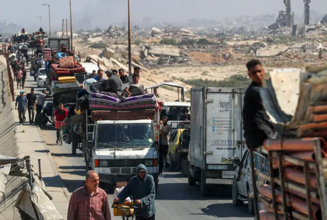 فلسطينيون نازحون فروا من شمال غزة بسبب العملية العسكرية الإسرائيلية، يتجهون جنوبًا بعد أن أمرت القوات الإسرائيلية سكان مدينة غزة بالإخلاء إلى الجنوب، في وسط قطاع غزة، 13 سبتمبر 2025.