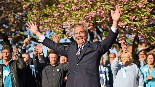 زعيم حزب "إصلاح المملكة المتحدة"، نايجل فاراج، يهتف أثناء خطاب أمام أنصاره ووسائل الإعلام في ميدان معرض مقاطعة ستافوردشاير بعد أن فاز حزب "إصلاح" بأغلبية مقاعد مجلس مقاطعة ستافوردشاير، حيث حصل على 49 مقعداً من أصل 62 مقعداً، بنسبة 41 في المئة من إجمالي الأصوات في الثاني من مايو/أيار 2025 في ستافورد، المملكة المتحدة.