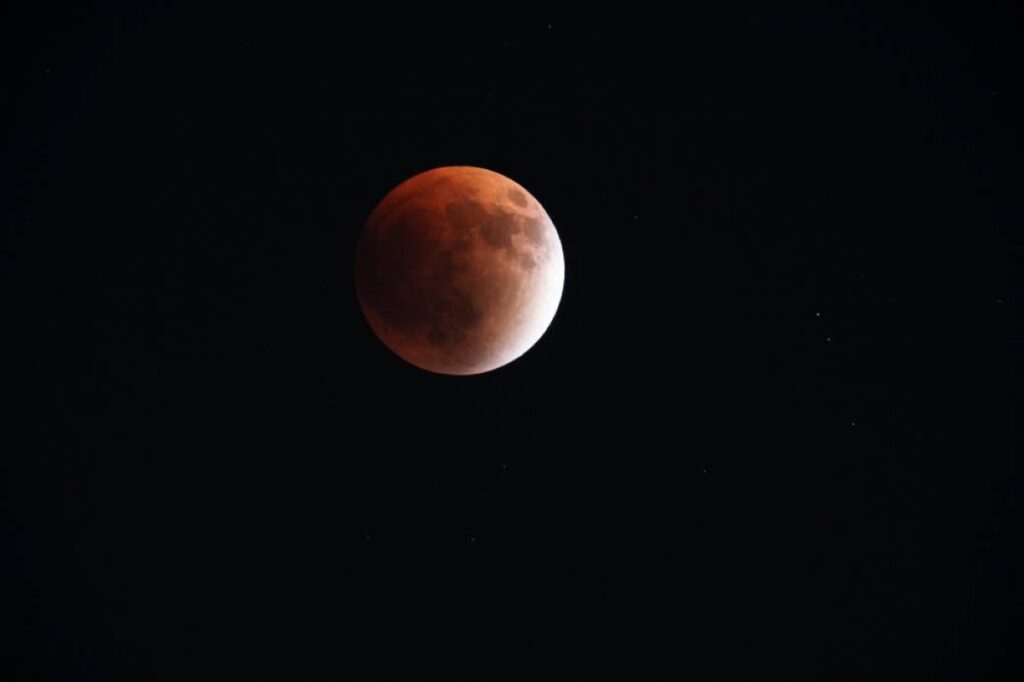 من دبي والقاهرة إلى بكين وكنساس.. كيف ظهر القمر الدموي في سماء مدن العالم؟