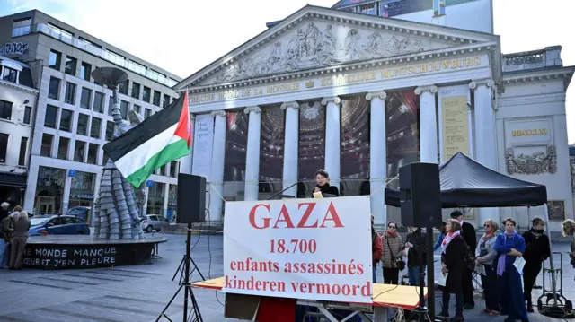 تجمع الناس أمام المسرح الملكي في لامونييه لتقديم عرضٍ بعنوان "صمت أطفال غزة" في بروكسل، بلجيكا، في الثاني من سبتمبر/أيلول 2025. نظّم فنانون بلجيكيون هذه المظاهرة لتسليط الضوء على معاناة أطفال غزة في ظلّ الهجمات الإسرائيلية المستمرة. 
