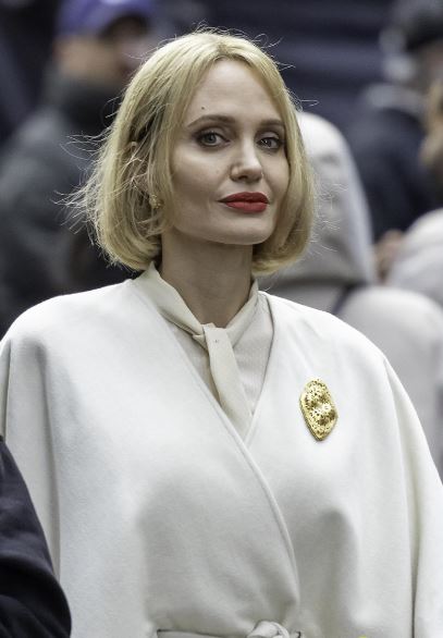 انجلينا جولي بالشعر الاشقر في خريف 2025 (انترنت)