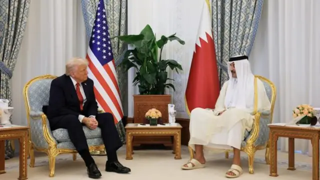 ترامب وأمير قطر تميم يجلسان معا في قصر الحكم بقطر.