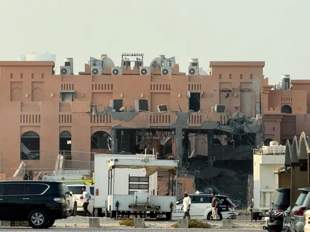 مبنى متضرر، في أعقاب هجوم إسرائيلي على قادة حماس، وفقًا لمسؤول إسرائيلي، في الدوحة، قطر، 9 سبتمبر/أيلول 2025.
