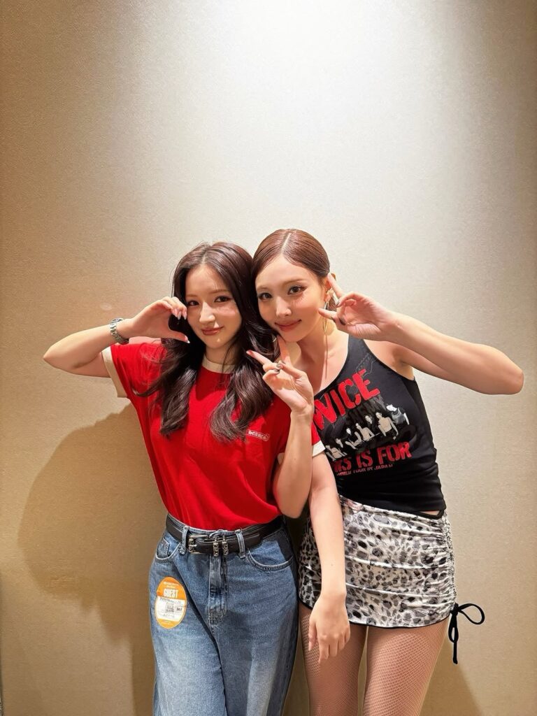 250917 minami.riho instagram update with Nayeon - My Love 🪽🩷🐰 كان الجميع لطيفًا - أخبرتها أنها كانت لطيفة وأعطتها لي شكرًا لك Momorin🫶🏽🍑