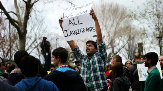 هندي يرفع لافتة وس مظاهرة