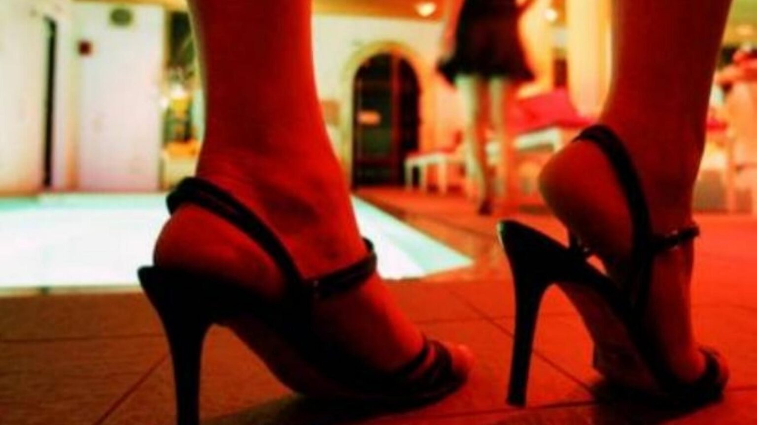 في أحد الفنادق… شبكة دعارة وأسلحة في أحد الفنادق... شبكة دعارة وأسلحة