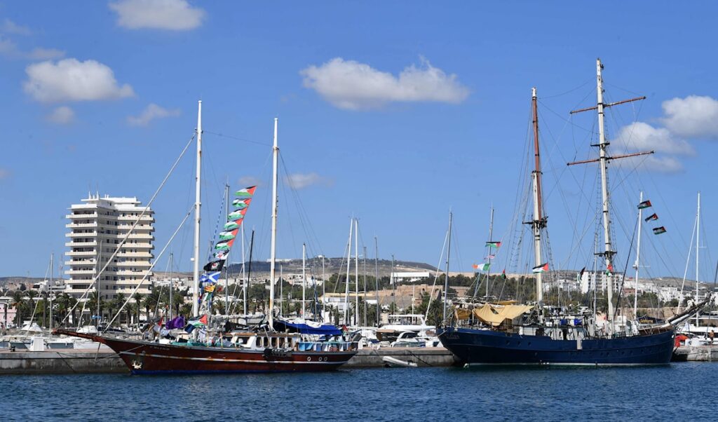 «أسطول الصمود» على بعد أيام من غزة – جريدة الأخبار «أسطول الصمود» على بعد أيام من غزة - جريدة الأخبار