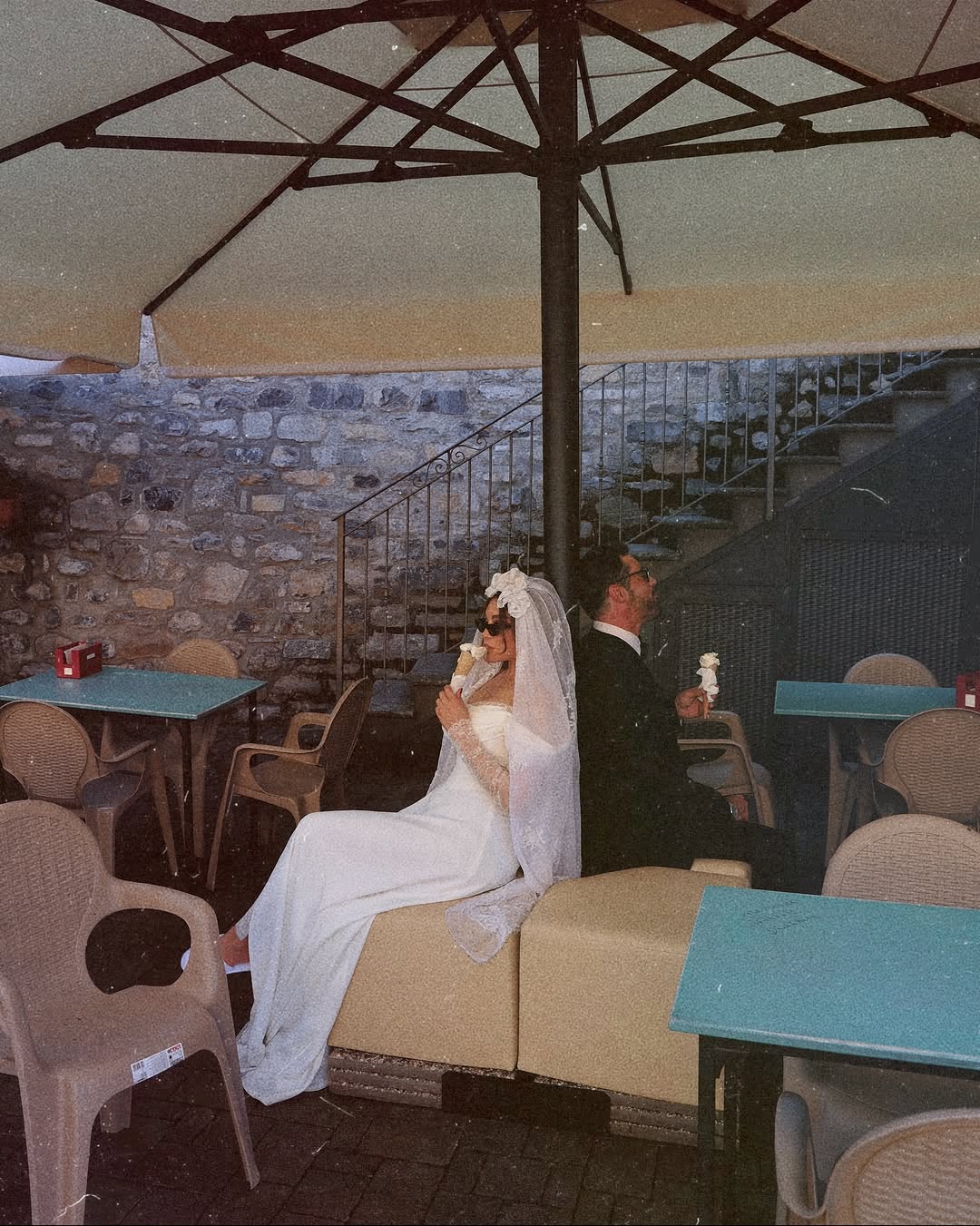 هيفاء وهبي وعريسها في فيديو كليب توأم حياتي يأكلان البوظة الايطالية (انستغرام)