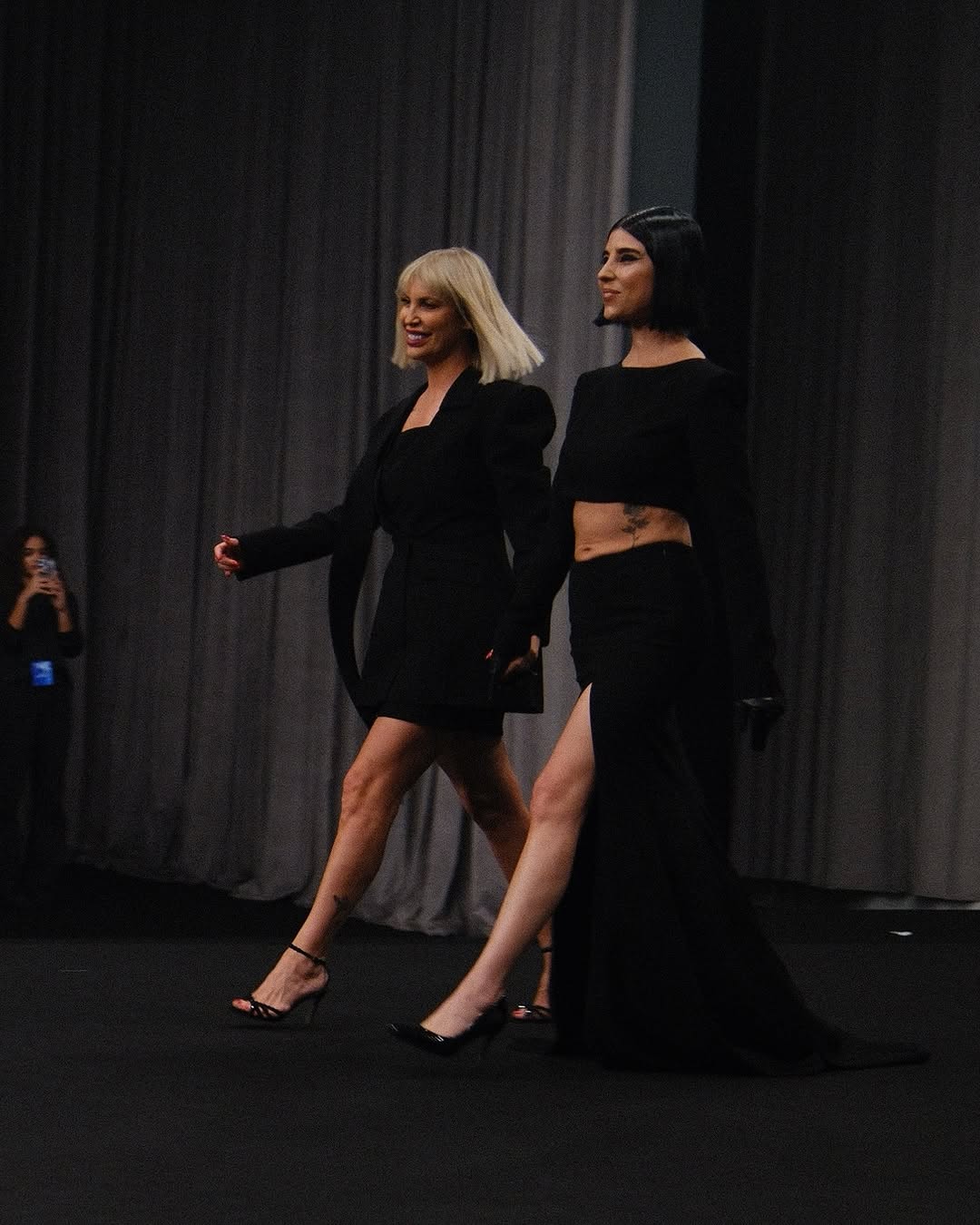 زينة مكي على منصة عرض الازياء الى جانب سابرينا  في اسبوع الموضة بدبي (انستغرام)