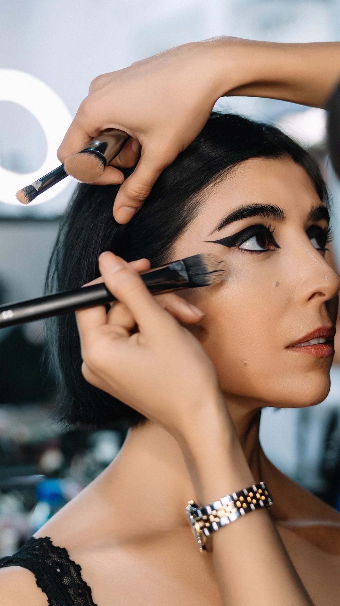 مكياج العيون الجريء بأسلوب زينة مكي في دبي (انستغرام)