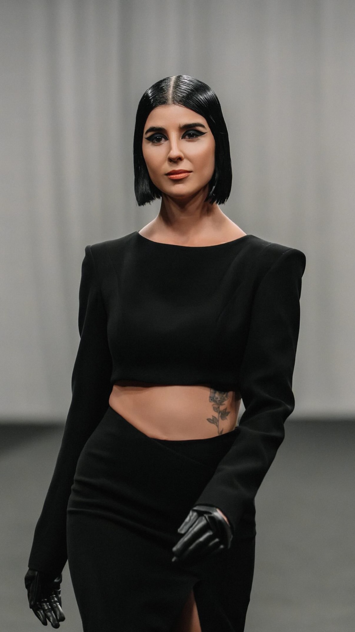 اطلالة زينة مكي في اسبوع الموضة بدبي (انستغرام)