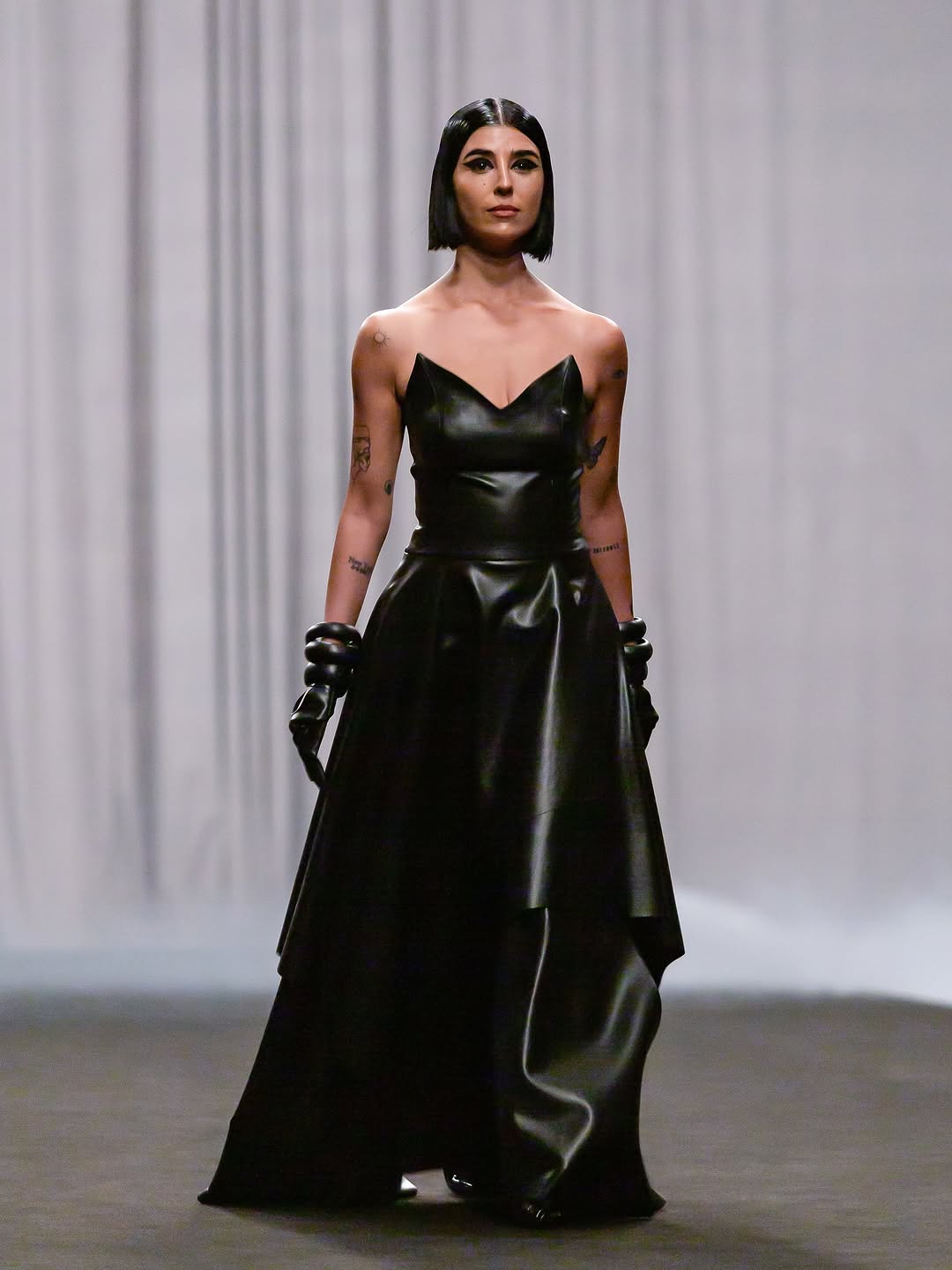 زينة مكي تعرض الأزياء بفستان من الجلد الاسود في اسبوع الموضة بدبي (انستغرام)