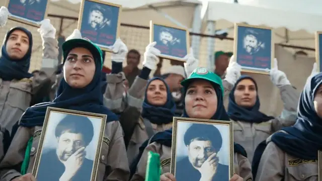 نساء يحملن صوراً لموسى الصدر خلال مظاهرة في ذكرى اختفائه العام الماضي