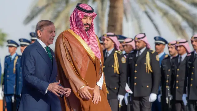 ولي العهد السعودي محمد بن سلمان لدى استقبال رئيس الوزراء الباكستاني شهباز شريف في الرياض يوم 17 سبتمبر/أيلول
