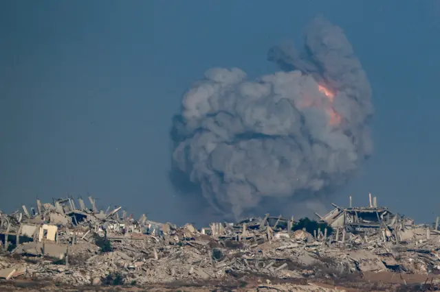 تصاعد الدخان عقب انفجار في غزة، كما شوهد من إسرائيل، 14 سبتمبر/أيلول 2025. 