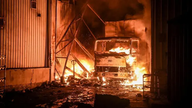 احتراق شاحنة داخل مستودع في أوديسا بعد غارة روسية بطائرة مسيرة