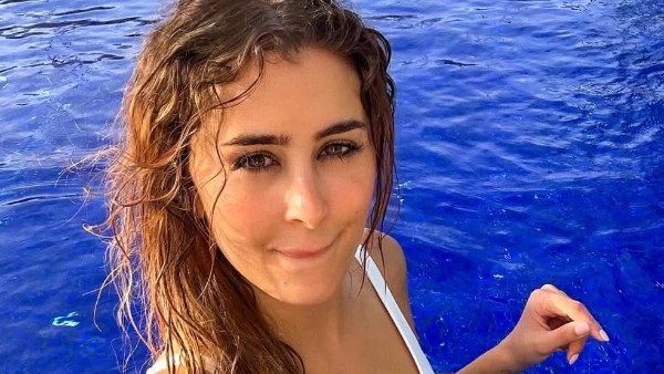 في حمام السباحة.. عائشة بن احمد بالمايوه تشعل السوشيال ميديا