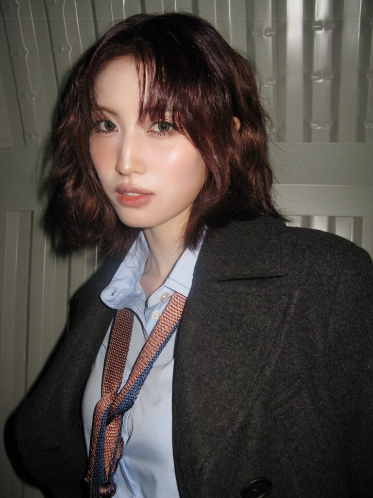 250925 Momo Instagram Update - 💛💛💛 ... 2 #Onitsukatiger #SS26