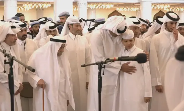 الشيخ تميم بن حمد آل ثاني، أمير قطر، يُعزي أحد أقرباء القتلى أثناء مشاركته في جنازة شهداء الهجوم الإسرائيلي في الدوحة، ومن بينهم العريف بدر سعد محمد الحميدي الدوسري، أحد أفراد قوى الأمن، في مسجد الشيخ محمد بن عبد الوهاب بالدوحة، قطر، 11 سبتمبر/أيلول 2025.