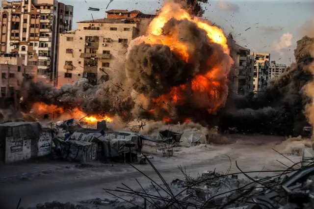 كرات من اللهب والدخان المتصاعد نتيجة القصف الإسرائيلي لبرج الرؤيا ودمار يلحق بعدد من المباني.