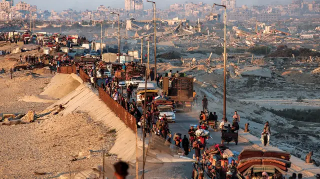 فلسطينيون ينزحون من مدينة غزة إلى جنوب القطاع سواء بالمركبات أو بالعربات أو سيراً على طريق ساحلي، فيما يتصاعد القصف الإسرائيلي للمدينة