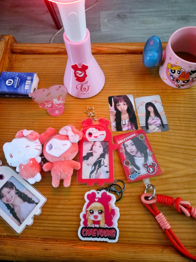 لطالما أحببتك chae 🐅 ♥ ️ تلقيت بعض merch اليوم ، وأراقب حفل Loolapalooza 🥰