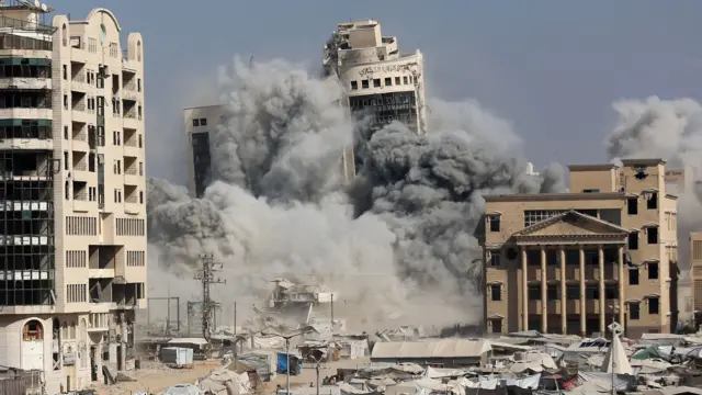 انهيار برج الرؤيا في منطقة الرمال في مدينة غزة وسط دخان كثيف جراء قصف إسرائيلي، في 8 سبتمبر/أيلول 2025.