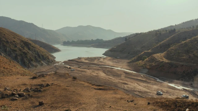 صورة تظهر انخفاض منسوب المياه في خزان سدّ لَتيان 