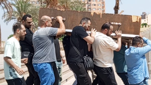لحظة وصول جثمان الفنان فكري عبد الحميد شبيه عادل إمام.. صور لحظة وصول جثمان الفنان فكري عبد الحميد شبيه عادل إمام.. صور