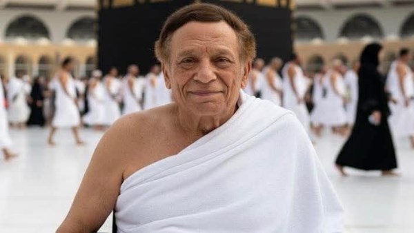 حقيقة صورة عادل إمام فى مكة أمام الكعبة لأداء مناسك العمرة